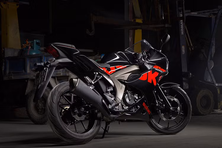 Là một mẫu xe hoàn toàn mới của Suzuki, GSX-R150 sở hữu thiết kế mang phong cách sportbike thuần chất với nhiều chi tiết chịu ảnh hưởng từ "đàn anh" GSX-R1000 thế hệ mới. Thậm chí so với GSX-R1000, GSX-R150 trông còn sắc sảo hơn. Kích thước và trọng lượng nhỏ khiến chiếc xe dễ dàng "xoay trở" đa dạng địa hình, đặc biệt tại các đô thị ở Việt Nam.