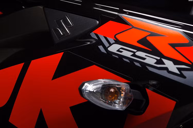 Trên phiên bản mới này xe được trang bị dàn tem đấu nổi bật giống như nhiều đàn anh môtô phân khối lớn cao cấp xuất hiện trên nền thân xe (màu đen hoặc xanh GP), đèn xi nhan được thiết kế gắn trên thân xe độc đáo,