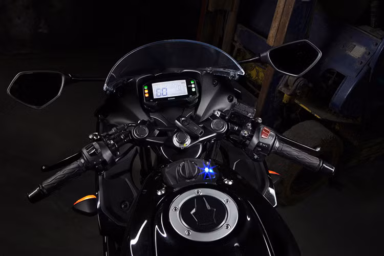 Trên phiên bản mới này, cụm đồng hồ của xe dạng LCD hiển thị đầy đủ thông số cần thiết. Đặc biệt Suzuki GSX-R150 2017 được trang bị chìa khóa điện tử thông minh tích hợp khả năng định vị từ xa. Các nút bấm trên xe khá đơn giản, thuận tiện và dễ sử dụng cho cả người mới chơi.