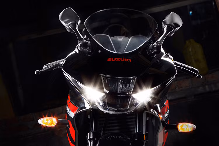 GSX-R150 bản mới sở hữu đèn pha với thiết kế sắc sảo hơn nhiều. Đặc biệt, đèn pha này cũng được hãng tích hợp công nghệ chiếu sáng LED, giúp tiết kiệm năng lượng hơn bên cạnh vẻ hiện đại. Xe có trọng lượng chỉ ở mức 131 kg, có tỷ số công suất/trọng lượng tốt nhất phân khúc môtô thể thao 150cc hơn cả đối thủ Yamaha R15 tại Việt Nam.