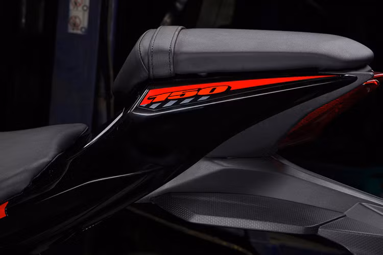 Dù có giá rẻ nhưng chiếc xe đã được Suzuki trang bị khá nhiều công nghệ hấp dẫn. Đầu tiên phải kể tới là hệ thống khóa thông minh Smart Key với khả năng khởi động khi người lái chỉ cần cầm theo chìa và núm vặn khá giống một số mẫu xe ga của Honda hiện nay. Yên xe có chiều cao 785 mm phù hợp với vóc dáng chung của người Việt.