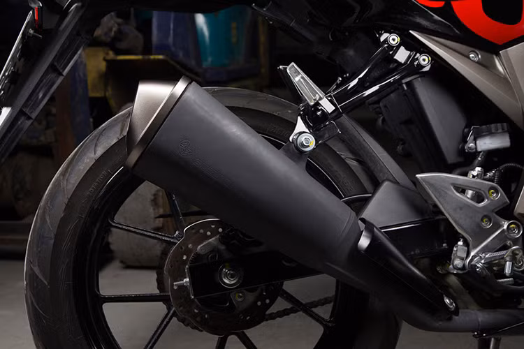 Ở phía sau, GSX-R150 có lốp lớn 130/70/17 kèm phanh đĩa đơn. Tuy nhiên do được trang bị cặp mâm 5 cánh chữ Y với bản mâm hẹp nên cả lốp trước và sau của xe không "nở", khiến GSX-R150 trở nên nhỏ gọn hơn nhưng không "ngầu" như những mẫu xe bánh lớn. Hệ thống xả của xe có pô kích thước khá lớn và được tiêu âm triệt để. 