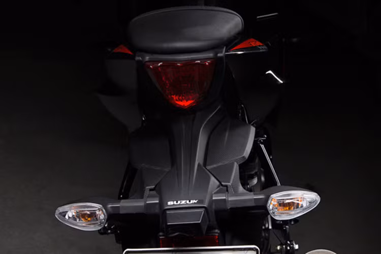 Tương tự như GSX-R1000 thế hệ mới, phần đuôi của GSX-R150 cũng được vuốt cao và hẹp với đèn hậu đặt dọc. Chóa đèn hậu của xe có thiết kế khá độc đáo với các đường gân nổi mang phong cách cơ bắp hơn. Trong khi đó, các đèn xi-nhan được tích hợp chung với pát biển số.