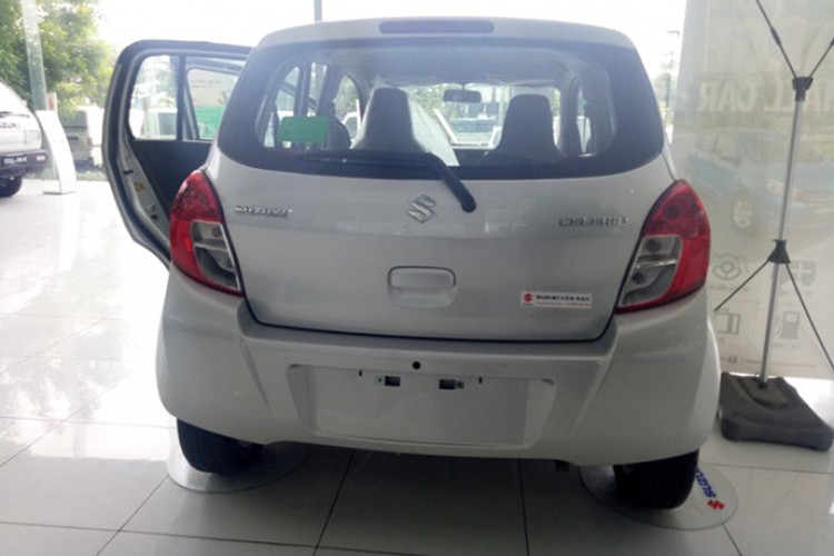 Tuy nhiên, nhược điểm của Suzuki Celerio chính là việc nằm ở ngoại hình. Xe có thiết kế trung tính và thực dụng, thậm chí có phần bảo thủ. Xe vẫn sử dụng đèn pha halogen, mâm đúc kích thước 14 inch, kính chiếu hậu không tích hợp đèn báo rẽ.