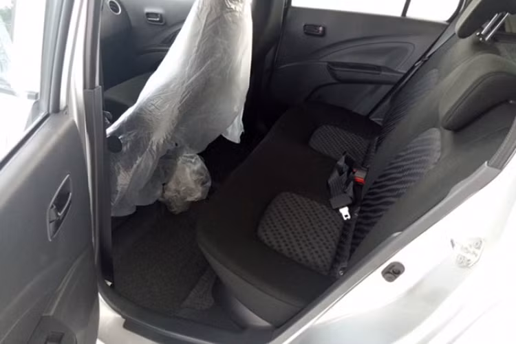 Tại thị trường Việt Nam, Suzuki Celerio chỉ được phân phối chỉ với phiên bản động cơ 1.0L, cho công suất 68 mã lực. Trong khi đó, các đối thủ Kia Morning, Hyundai Grand i10 hay Chevrolet Spark đều có phiên bản trang bị động cơ từ 1.2L (riêng Kia Morning là động cơ 1.25L), cho công suất lần lượt là 86 mã lực, 87 mã lực và 80 mã lực.