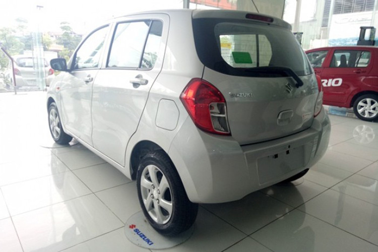 Với mức giá bán Suzuki Celerio tại Việt Nam, theo nhiều người tiêu dùng đánh giá; nếu tính ra so với hai đối thủ là Kia Morning và Hyundai Grand i10 thì Celerio cũng không hề rẻ, bởi nếu nhìn vào hiệu năng và trang bị cũng như một số tuỳ chọn chắc chắn nhiều người dùng sẽ phải suy nghĩ khi "xuống tiền".