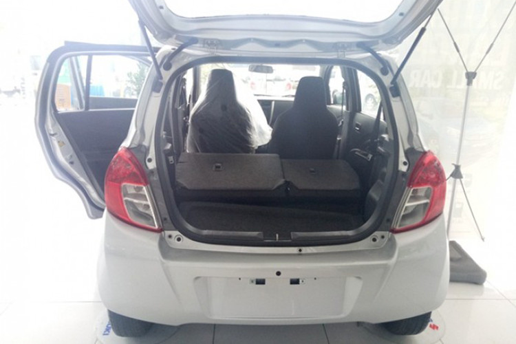 Điểm cộng duy nhất đối với Celerio chính là mẫu xe này được tích hợp công nghệ tự động tắt máy khi dừng xe. Với giá bán ra thị trường 359 triệu đồng cho phiên bản số tự động duy nhất, Suzuki Celerio có giá thấp hơn phiên bản số tự động của "đối thủ" là Kia Morning tại Việt Nam. Tuy nhiên, doanh số Celerio lại rất thê thảm so với các đối thủ trực tiếp.