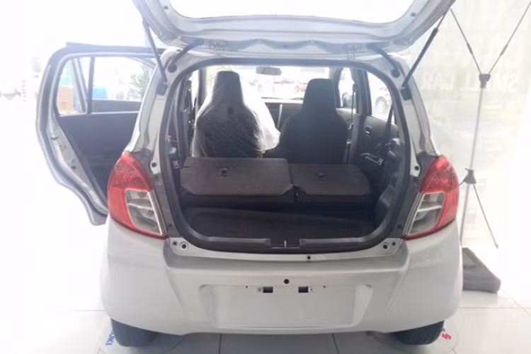 Điểm cộng duy nhất đối với Celerio chính là mẫu xe này được tích hợp công nghệ tự động tắt máy khi dừng xe. Với giá bán ra thị trường 359 triệu đồng cho phiên bản số tự động duy nhất, Suzuki Celerio có giá thấp hơn phiên bản số tự động của "đối thủ" là Kia Morning tại Việt Nam. Tuy nhiên, doanh số Celerio lại rất thê thảm so với các đối thủ trực tiếp.