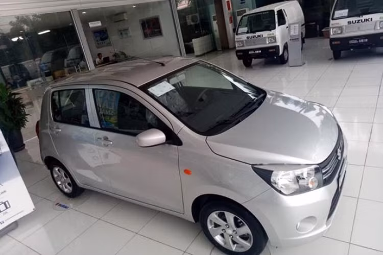 Bên cạnh đó, có thể thấy rõ thương hiệu Suzuki vài năm trở lại đây liên tục đi xuống tại thị trường ôtô Việt do thương hiệu này chưa "nổi" ở mảng xe du lịch nên thiếu đi các địa lý hỗ trợ khách hàng trong việc bảo dưỡng và sửa chữa. Với sự "bành trướng" của một số đối thủ lâu năm trong phân khúc và tâm lý "sợ không có đồ thay" của khách hàng cũng là con đường "chông gai" cho Suzuki Việt Nam.