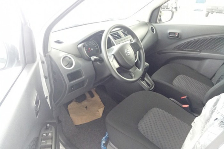 Bên trong nội thất, mặc dù xuất hiện muộn hơn nhưng Suzuki Celerio 2019 mới có vẻ kém hơn các đối thủ khi sở hữu thiết kế đơn điệu, khá nhàm chán, không mấy bắt mắt. Vô lăng của xe không được tích hợp các phím bấm chức năng, không được trang bị màn hình điều khiển trung tâm...