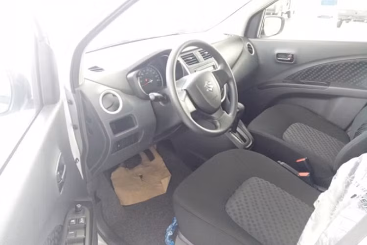 Bên trong nội thất, mặc dù xuất hiện muộn hơn nhưng Suzuki Celerio 2019 mới có vẻ kém hơn các đối thủ khi sở hữu thiết kế đơn điệu, khá nhàm chán, không mấy bắt mắt. Vô lăng của xe không được tích hợp các phím bấm chức năng, không được trang bị màn hình điều khiển trung tâm...