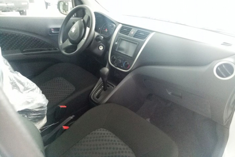 Celerio có những trang bị tiêu chuẩn như vô lăng trợ lực điện, dàn âm thanh 2 loa, dây đai an toàn ở ghế lái và 2 túi khí. Đầu đĩa 2-DIN với 4 loa, khóa cửa trung tâm, cửa sổ chỉnh điện, vô lăng gật gù, gương ngoại thất chỉnh điện. Hệ thống chống bó cứng phanh ABS cũng như phân bổ lực phanh điện tử EBD cũng được tích hợp.