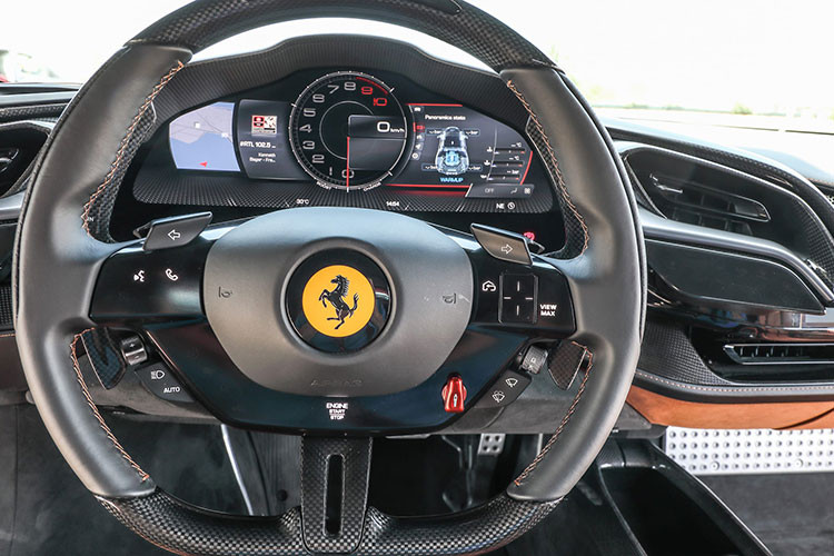 Xe Ferrari SF90 Stradale của doanh nhân Đức Huy có ngoại thất sơn màu đỏ cùng các chi tiết sơn đen, xe sở hữu la-zăng 5 chấu đơn sơn 2 tông màu tương phản và nội thất là màu da bò.