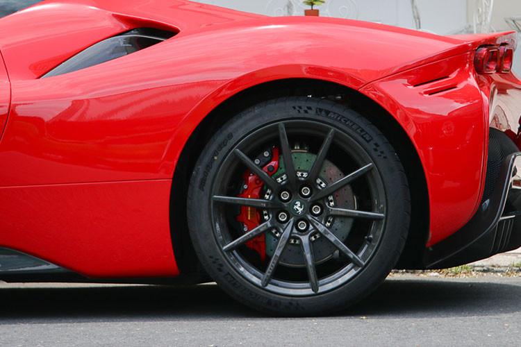 Doanh nhân Đức Huy đã khiến không ít người chơi xe choáng khi trong năm qua liên tục tậu về garage nhiều chiếc xe giá trị cao chẳng hạn như Porsche Panamera, Bentley Flying Spur First Edition hay siêu xe đầu đời của mình là chiếc Ferrari SF90 Stradale.