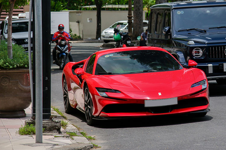 Đây là siêu xe plug-in hybrid đầu tiên trong lịch sử của hãng Ferrari cũng là chú ngựa chồm mạnh nhất hiện nay. Ferrari SF90 Stradale có thể tăng tốc từ vị trí xuất phát lên 100 km/h trong thời gian 2,5 giây trước khi đạt vận tốc tối đa 340 km/h. Chiếc siêu xe plug-in hybrid đầu tiên của hãng xe Ý có thể hoàn thành quãng đường 25 km chỉ bằng mô-tơ điện trên cầu trước.