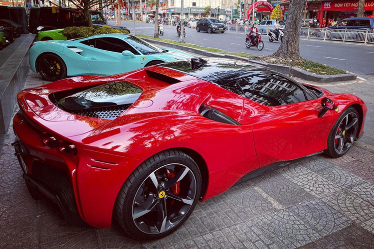 Siêu xe hybrid Ferrari SF90 Stradale mới được Đức Huy ra biển số hứa hẹn sẽ mang đến những trải nghiệm cầm lái rất thú vị cho đại gia này khi được trang bị động cơ xăng V8, tăng áp, dung tích 4.0 lít, sản sinh công suất tối đa 769 mã lực và mô-men xoắn cực đại 800 Nm.