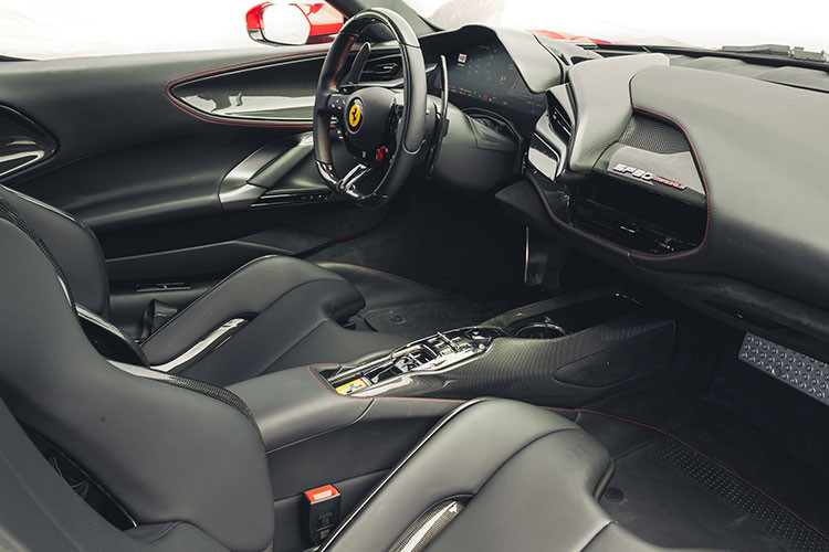 SF90 Stradale còn được trang bị nút cảm ứng mới để người lái dễ dàng chỉnh những tính năng hay dùng như điều hòa. Vô lăng của Ferrari SF90 Stradale tích hợp nút eManettino để người lái chọn 4 chế độ vận hành mới bao gồm; eDrive cho phép xe chạy yên lặng trong nội thành, Hybrid mặc định sẽ tối ưu hóa khả năng tiết kiệm xăng của động cơ.