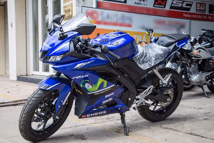 Theo một đại lý môtô tư nhân tại Việt Nam cho hay, số lượng giảm giá mẫu xe Yamaha R15 2017 chỉ giới hạn 10 chiếc - thời gian từ 14/9/2017 đến hết ngày 30/9/2017. Như vậy, mức giá ưu đãi trong chương trình này chênh lệch gần 20 triệu đồng so với giá trước đây (gần 120 triệu đồng) chưa gồm phí trước bạ và biển số.