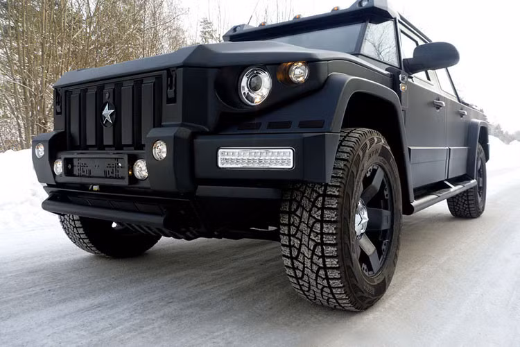 Cũng như các phiên bản Red Diamond hay Black Dragon đình đám của hãng xe có trụ sở tại Latvia, chiếc xe Dartz Prombron Black Russian cũng được trang bị các chi tiết chống đạn. Tuy nhiên, Dartz Prombron Black Russian lại được sơn màu đen mờ hầm hố và ấn tượng, càng làm tăng vẻ bề thế cho chiếc xe có mệnh danh “pháo đài bọc thép” này.