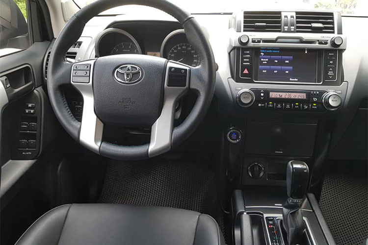 Về nội thất, Prado 2016 sử dụng vô lăng da 4 chấu tích hợp các phím bấm bao gồm; điều khiển hệ thống âm thanh, phím đàm thoại rảnh tay thông qua kết nối Bluetooth, phím điều khiển màn hình đa thông tin MID. Bảng đồng hồ optitron hiển thị sắc nét được thiết kế mới sang trọng tích hợp màn hình đa thông tin TFT màu.