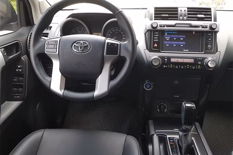 Về nội thất, Prado 2016 sử dụng vô lăng da 4 chấu tích hợp các phím bấm bao gồm; điều khiển hệ thống âm thanh, phím đàm thoại rảnh tay thông qua kết nối Bluetooth, phím điều khiển màn hình đa thông tin MID. Bảng đồng hồ optitron hiển thị sắc nét được thiết kế mới sang trọng tích hợp màn hình đa thông tin TFT màu.