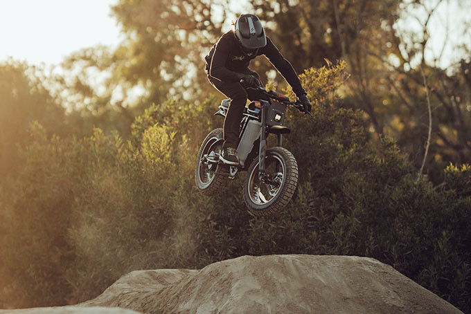 Đối với những khách hàng sau khi mua xe, họ sẽ được tặng kèm một chiếc xe mô hình Ford Bronco R có màu sơn bên tương tự màu của chiếc e-bike Super73 RX.