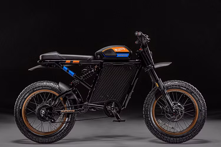 Theo công bố, xe đạp điện Hot Wheels X Super73-RX được trang bị một bộ thiết bị điện tử thông minh và hiện đại cho phép chiếc xe có khả năng kết nối toàn diện với hệ điều hành điện thoại thông minh như Android và iOS qua ứng dụng riêng mang tên Super73.