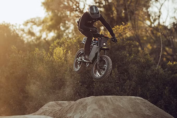 Đối với những khách hàng sau khi mua xe, họ sẽ được tặng kèm một chiếc xe mô hình Ford Bronco R có màu sơn bên tương tự màu của chiếc e-bike Super73 RX.