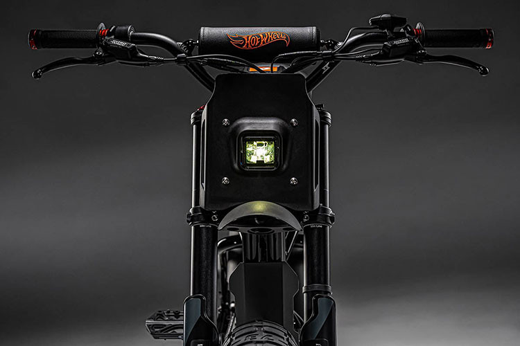 Được kết hợp với Hot Wheels nên phiên bản X Super73-RX đặc biệt giới hạn này sẽ thừa hưởng màu sơn đậm chất với màu chủ đạo gồm xanh dương, cam và đen xám đặc biệt.