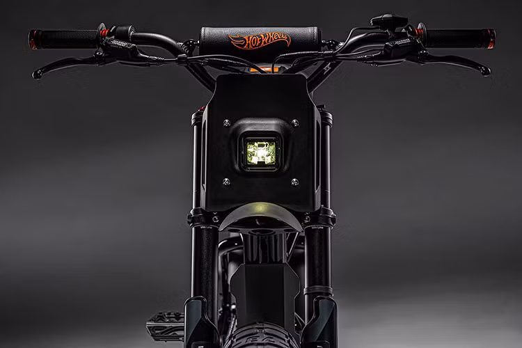 Được kết hợp với Hot Wheels nên phiên bản X Super73-RX đặc biệt giới hạn này sẽ thừa hưởng màu sơn đậm chất với màu chủ đạo gồm xanh dương, cam và đen xám đặc biệt.