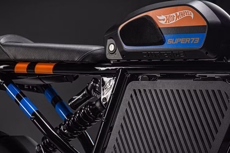 Bên cạnh đó, xe cũng được cung cấp kẹp phanh trước bằng nhôm 4 pit-tông, giảm xóc trước USD tùy chỉnh được tải trọng và giảm xóc sau monoshosck cũng có thể điều chỉnh. Toàn bộ những trang bị này đều được gắn trên hệ thống khung hợp kim nhôm nhẹ.