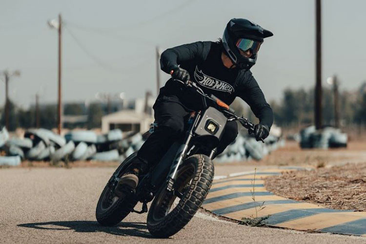 Theo công bố, giá xe Hot Wheels X Super73-RX bán ra khoảng 5.000 USD (tương đương 113,5 triệu đồng) và hoàn thiện theo đơn đặt hàng. Hiện tại, tất cả 24 chiếc xe đạp điện đặc biệt này đều đã được bán hết và đang thực hiện lắp ráp tại California, Mỹ.