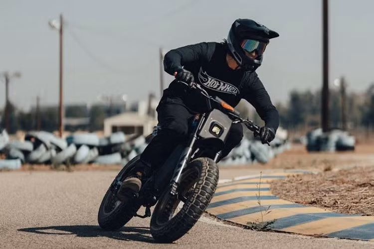 Theo công bố, giá xe Hot Wheels X Super73-RX bán ra khoảng 5.000 USD (tương đương 113,5 triệu đồng) và hoàn thiện theo đơn đặt hàng. Hiện tại, tất cả 24 chiếc xe đạp điện đặc biệt này đều đã được bán hết và đang thực hiện lắp ráp tại California, Mỹ.