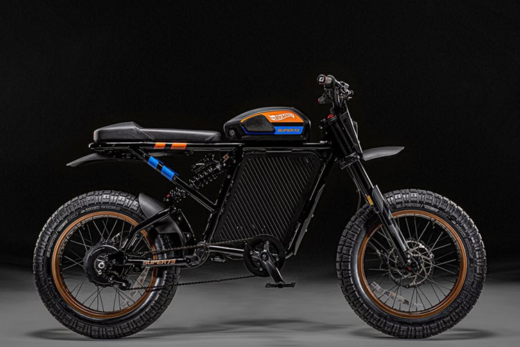 Theo công bố, xe đạp điện Hot Wheels X Super73-RX được trang bị một bộ thiết bị điện tử thông minh và hiện đại cho phép chiếc xe có khả năng kết nối toàn diện với hệ điều hành điện thoại thông minh như Android và iOS qua ứng dụng riêng mang tên Super73.