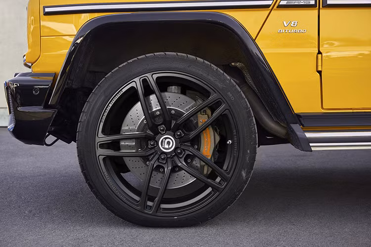 Để mang lại điểm nhấn khác biệt, G-Power đã trang bị cho chiếc xe bộ la-zăng hợp kim đúc Hurricane RR mới màu đen siêu nhẹ, sản xuất từ nhôm chuyên dụng trong lĩnh vực hàng không. La-zăng có kích thước 11x23inch, với thiết kế năm chấu kép và được bọc trong bộ lốp 305/3.