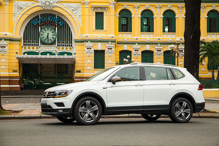 Khách hàng đặt mua xe Tiguan Allspace với giá 1,699 tỷ đồng tại Việt Nam sẽ nhận được chế độ bảo hành toàn cầu của hãng, bảo hành bề mặt sơn và chất lượng sơn 3 năm, đặc biệt bảo hành lên đến 12 năm cho sự ghỉ sét của thân xe. Việc bảo trì, bảo dưỡng và thay thế phụ tùng khá dễ dàng và chi phí cũng phù hợp với nhiều tầng lớp khách hàng.