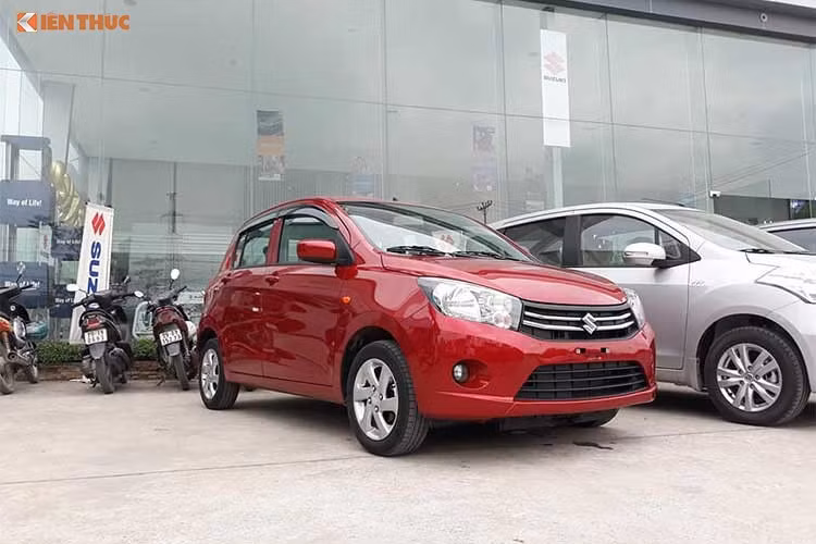  Suzuki Celerio 2018 là mẫu xe cỡ nhỏ mới nhất được Suzuki Việt Nam mang về nước, với tham vọng cạnh tranh sòng phẳng với Kia Morning hay Hyundai Grand i10 ở phân khúc xe hạng A. Với giá bán 359 triệu đồng (đã bao gồm thuế GTGT) cho phiên bản số tự động duy nhất, Suzuki Celerio có giá thấp hơn phiên bản số tự động của Kia Morning tại Việt Nam. 
