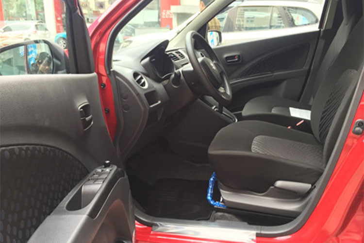 Bên cạnh đó, mạng lưới đại lý cuả hãng tại Việt Nam vẫn còn khá ít. Là thương hiệu chưa "nổi" ở mảng xe du lịch, với sự "bành trướng" của một số đối thủ lâu năm trong phân khúc và tâm lý "sợ không có đồ thay" của khách hàng cũng là con đường "chông gai". Chính vì vậy. "đứa con cưng" Suzuki Celerio ngay từ khi ra mắt đã được dự báo trước là sẽ "ế".