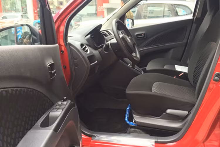 Bên cạnh đó, mạng lưới đại lý cuả hãng tại Việt Nam vẫn còn khá ít. Là thương hiệu chưa "nổi" ở mảng xe du lịch, với sự "bành trướng" của một số đối thủ lâu năm trong phân khúc và tâm lý "sợ không có đồ thay" của khách hàng cũng là con đường "chông gai". Chính vì vậy. "đứa con cưng" Suzuki Celerio ngay từ khi ra mắt đã được dự báo trước là sẽ "ế".