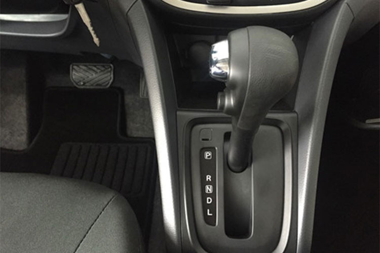 Mẫu xe Suzuki Celerio mới tại Việt Nam được phân phối chỉ với phiên bản động cơ 1.0L, cho công suất 68 mã lực. Trong khi đó, các đối thủ Kia Morning, Hyundai Grand i10 hay Chevrolet Spark đều có phiên bản trang bị động cơ từ 1.2L (riêng Kia Morning là động cơ 1.25L), cho công suất lần lượt là 86 mã lực, 87 mã lực và 80 mã lực.