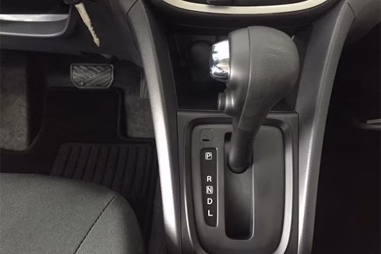 Mẫu xe Suzuki Celerio mới tại Việt Nam được phân phối chỉ với phiên bản động cơ 1.0L, cho công suất 68 mã lực. Trong khi đó, các đối thủ Kia Morning, Hyundai Grand i10 hay Chevrolet Spark đều có phiên bản trang bị động cơ từ 1.2L (riêng Kia Morning là động cơ 1.25L), cho công suất lần lượt là 86 mã lực, 87 mã lực và 80 mã lực.