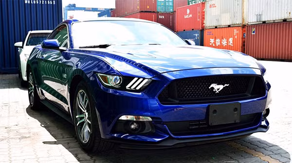 Chiếc Mustang V8 5.0L 2015 đầu tiên được đưa về Việt Nam.