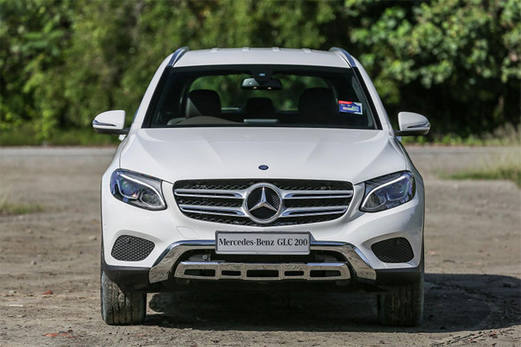Về trang bị an toàn, Mercedes-Benz GLC 200 tại Việt Nam sẽ được trang bị phanh ABS, BA, cân bằng điện tử, hệ thống chống trượt khi tăng tốc, hỗ trợ phanh chủ động, đỗ xe chủ động, cảnh báo mất tập trung, kiểm soát hành trình, hỗ trợ khởi hành ngang dốc và 7 túi khí bảo vệ.