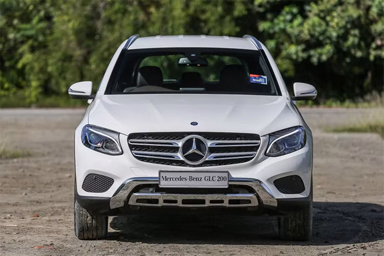 Về trang bị an toàn, Mercedes-Benz GLC 200 tại Việt Nam sẽ được trang bị phanh ABS, BA, cân bằng điện tử, hệ thống chống trượt khi tăng tốc, hỗ trợ phanh chủ động, đỗ xe chủ động, cảnh báo mất tập trung, kiểm soát hành trình, hỗ trợ khởi hành ngang dốc và 7 túi khí bảo vệ.
