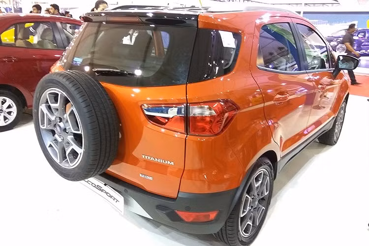 Ford Ecosport đang thống trị phân khúc SUV cỡ nhỏ tại Việt Nam với doanh số năm 2017 vừa qua đạt 3.977 chiếc. Xe có thiết kế nhỏ gọn, dễ di chuyển ở nhiều địa hình khác nhau. Hiện mẫu xe này đang được giảm giá mạnh để chuẩn bị cho phiên bản mới sắp ra mắt trong thời gian tới.