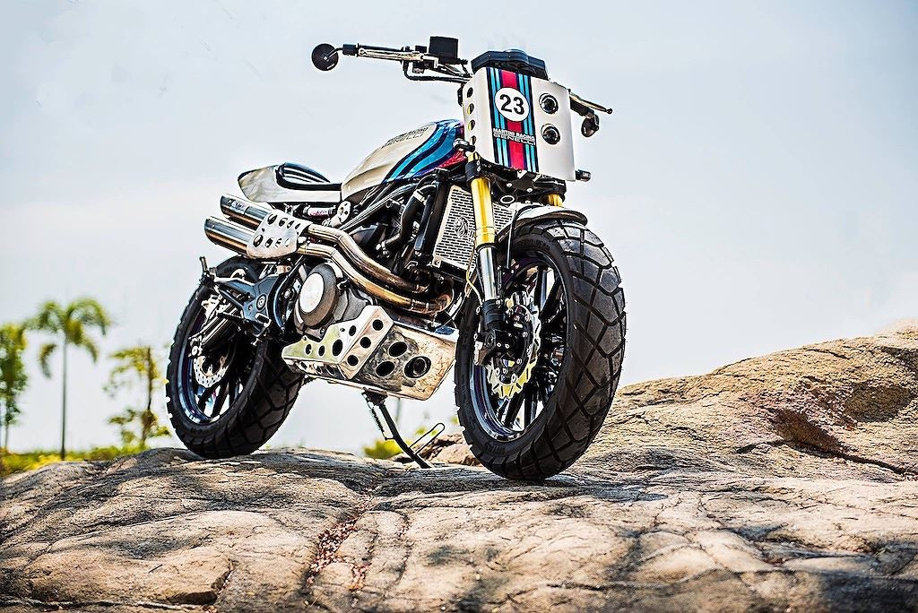 Đầu tiên, xưởng độ này đã thay cặp lốp nguyên bản của Benelli TNT302 bằng loại lốp gai mãng cầu lớn Mitas, đem tới độ bám cao hơn cả trên đường bằng lẫn đường đất. Sau khi vào lốp, việc "lột xác" chiếc xe mới chính thức bắt đầu.