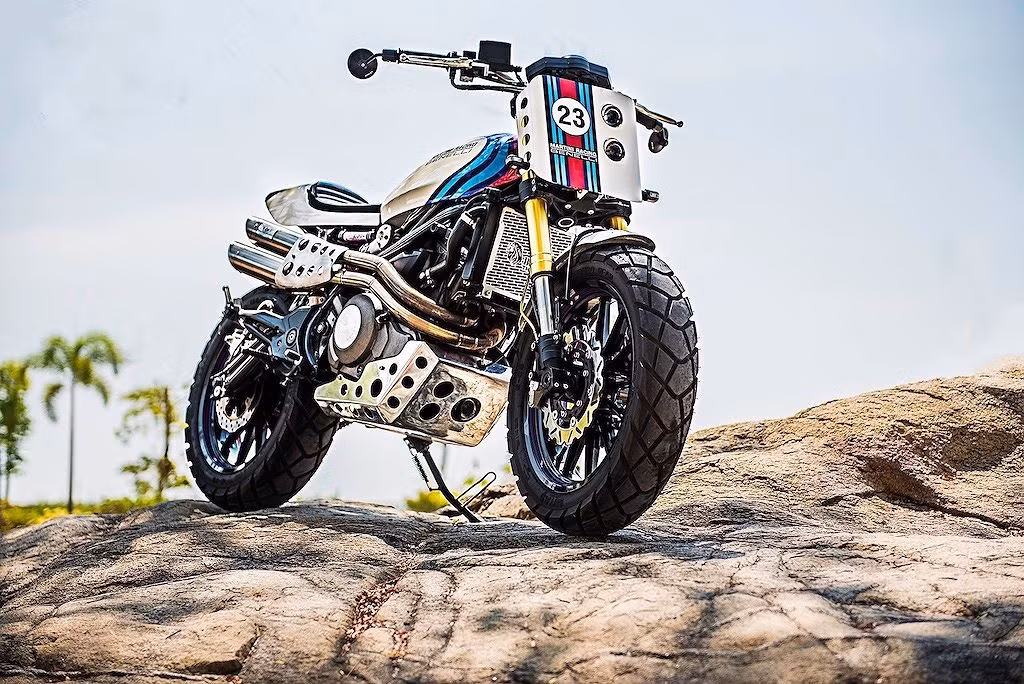 Đầu tiên, xưởng độ này đã thay cặp lốp nguyên bản của Benelli TNT302 bằng loại lốp gai mãng cầu lớn Mitas, đem tới độ bám cao hơn cả trên đường bằng lẫn đường đất. Sau khi vào lốp, việc "lột xác" chiếc xe mới chính thức bắt đầu.