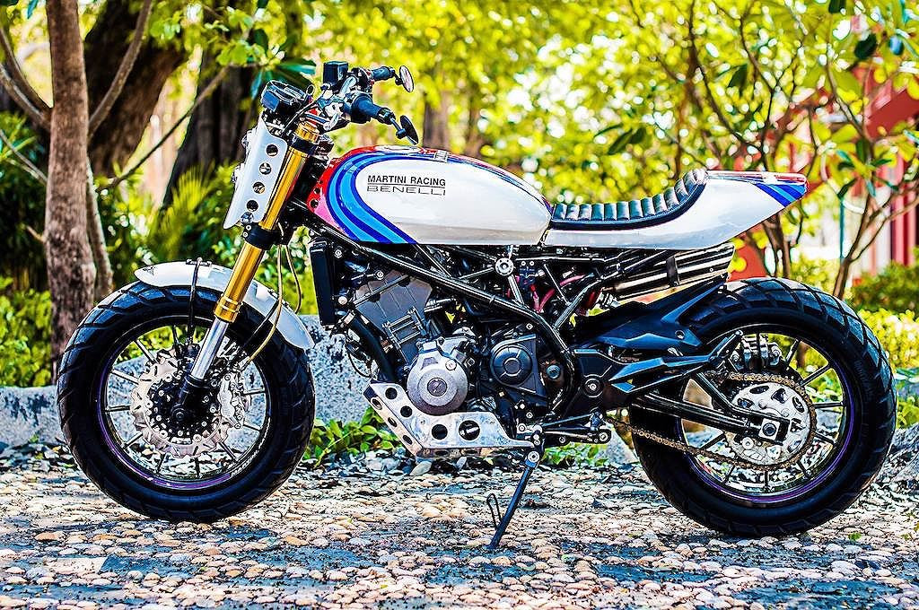 Toàn bộ dàn thân vỏ nguyên bản của TNT302 đã được Eng Custom Project lột bỏ hoàn toàn, chỉ còn giữ lại khung, máy, hệ thống treo và cặp bánh. Một hệ thống xả "hàng thửa" với pô vắt kép đã nhanh chóng được chế tạo và lắp lên xe.