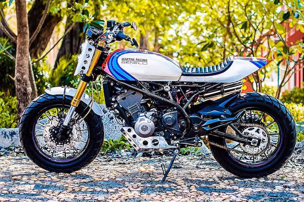 Toàn bộ dàn thân vỏ nguyên bản của TNT302 đã được Eng Custom Project lột bỏ hoàn toàn, chỉ còn giữ lại khung, máy, hệ thống treo và cặp bánh. Một hệ thống xả "hàng thửa" với pô vắt kép đã nhanh chóng được chế tạo và lắp lên xe.