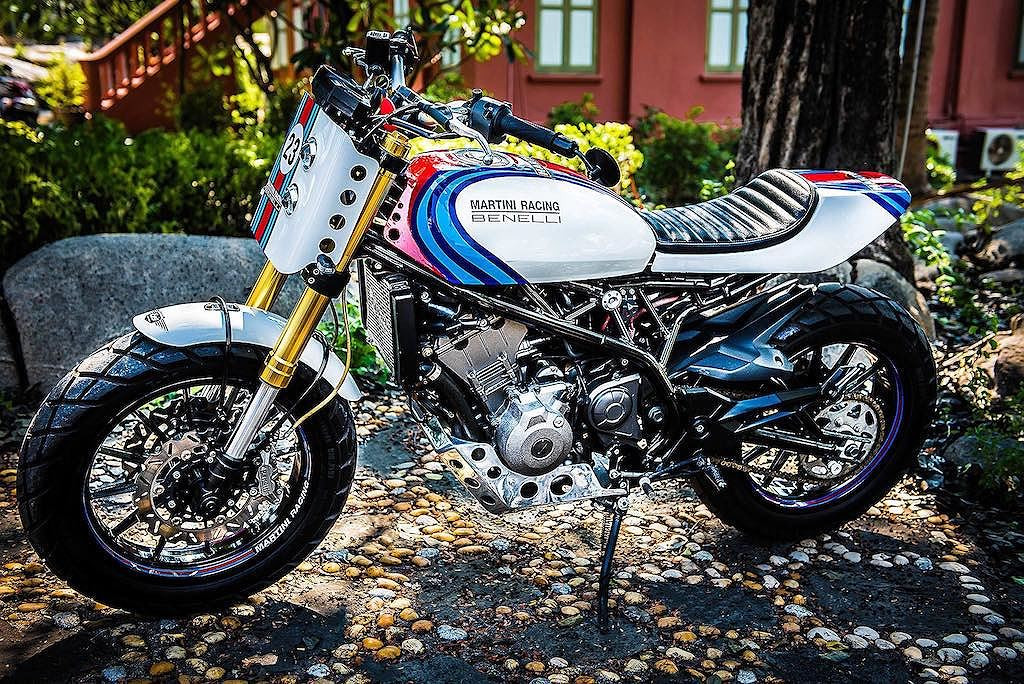 Sau khi hoàn thành, phần thân xe mới đã được Eng Custom Project sơn màu trắng, trang trí bộ decal màu xanh - đỏ theo phong cách tem đấu Martini rất nổi tiếng trong Thế giới xe hơi. Qua tay các nghệ nhân độ xe, chiếc môtô Benelli BN302 với kiểu dáng hiện đại đã có kiểu dáng biến đổi hoàn toàn thành một mẫu xe hoài cổ theo phong cách flat track.